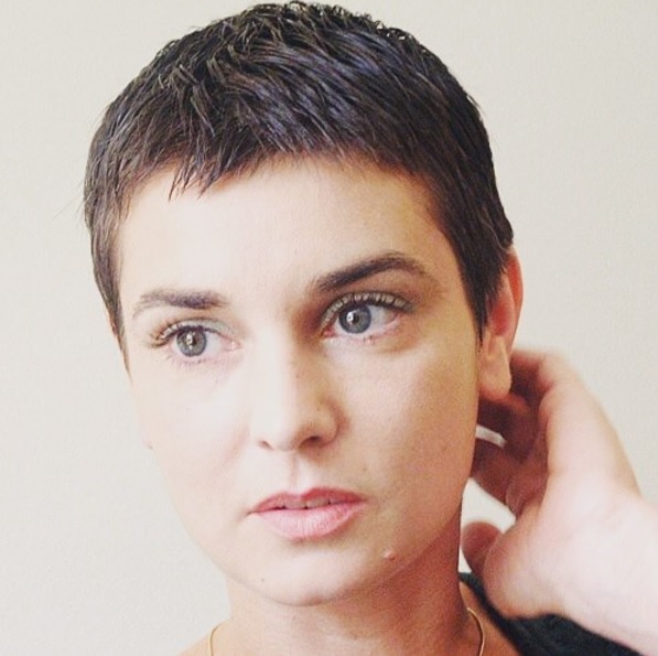 Imagem de capa - Cantora Sinead O’Connor está deprimida e sozinha